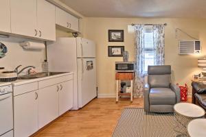 Küche/Küchenzeile in der Unterkunft Nags Head Apt with Patio - half Mile Walk to Beach!