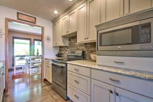 A kitchen or kitchenette at Evolve Lake Norfork Home Patio, Balcony, Views