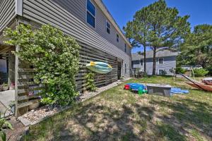 Ein Garten an der Unterkunft Nags Head Apt with Patio - half Mile Walk to Beach!