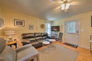 TV/Unterhaltungsangebot in der Unterkunft Nags Head Apt with Patio - half Mile Walk to Beach!