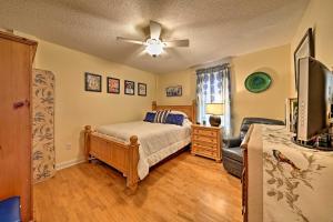Voodi või voodid majutusasutuse Nags Head Apt with Patio - half Mile Walk to Beach! toas