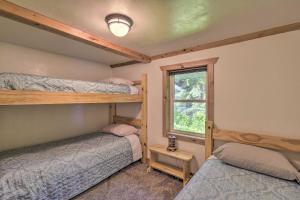 Uma ou mais camas em beliche em um quarto em White Lake Home with Patio, Fire Pit, Boat Dock!