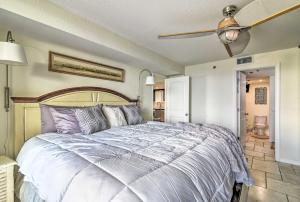 哈得逊Gulf-View Hudson Condo in Waterfront Resort!的卧室里有一张大床，配有紫色枕头 更多18张照片