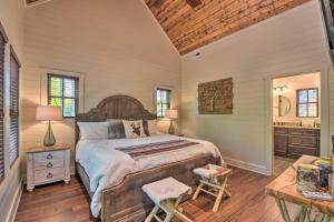 Un pat sau paturi într-o cameră la Cottage in Gated Community Hike, Fish, and Golf!