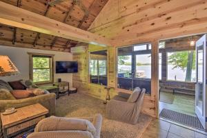 uma sala de estar com tectos em madeira e uma grande janela em White Lake Home with Patio, Fire Pit, Boat Dock! em Waupaca