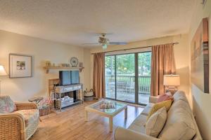 een woonkamer met een bank en een tafel bij Peaceful Kingston Resort Escape with Lake Views! in Myrtle Beach