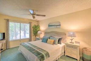 een slaapkamer met een bed, een plafondventilator en een raam bij Peaceful Kingston Resort Escape with Lake Views! in Myrtle Beach