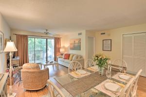 een eetkamer en een woonkamer met een tafel en stoelen bij Peaceful Kingston Resort Escape with Lake Views! in Myrtle Beach