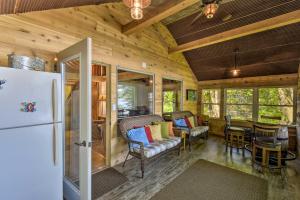 Η κουζίνα ή μικρή κουζίνα στο White Lake Home with Patio, Fire Pit, Boat Dock!