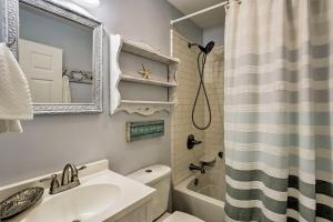ein Badezimmer mit Waschbecken, Toilette und Spiegel in der Unterkunft Emerald Coast Getaway with Yard - Steps to Beach! in Santa Rosa Beach + 17 Fotos