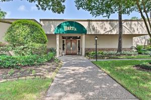 Exteriér nebo vchod ubytování Golf, Swim and Dine! Condo with Lake Conroe Access