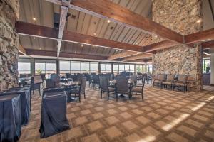 Restaurace v ubytování Golf, Swim and Dine! Condo with Lake Conroe Access