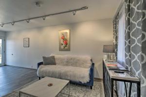- un salon avec un canapé et une table dans l'établissement Cottage with Patio and Grill - 25 Min to Taos Valley!, à El Prado