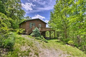 una casa en el bosque con terraza en Secluded Lenoir Cabin 15 Mins to Blowing Rock, en Lenoir