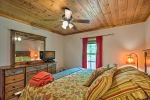 מיטה או מיטות בחדר ב-Secluded Lenoir Cabin 15 Mins to Blowing Rock