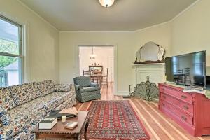 uma sala de estar com um sofá e uma televisão em Millburn House with Deck - Walk to NYC Transit! em Millburn