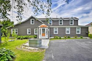 ein großes Haus mit einer Auffahrt davor in der Unterkunft Family Cottage on Chaumont Bay, Walk to Downtown in Chaumont