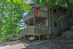 Afbeelding uit fotogalerij van Rustic Gatlinburg Chalet with Hot Tub 2 Mi to Town in Gatlinburg