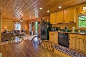 cocina y sala de estar con mesa y sillas en Secluded Lenoir Cabin 15 Mins to Blowing Rock, en Lenoir