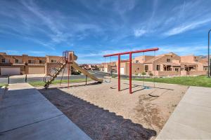 une aire de jeux avec toboggan et toboggan dans l'établissement Moab Townhome with Patio - 11 Mi to Arches NP!, à Moab