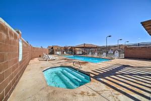 Πισίνα στο ή κοντά στο Moab Townhome with Patio - 11 Mi to Arches NP!