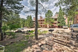 ein Park mit Bänken und Grill und ein Gebäude in der Unterkunft Condo with Grill Access Close to Angel Fire Resort in Angel Fire