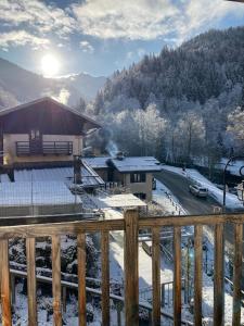 uma vista para um alojamento de esqui com neve no chão em Maison Caramel em Landry