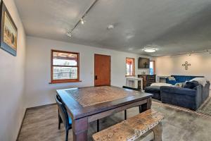 ein Wohnzimmer mit einem Tisch und einem Sofa in der Unterkunft Chic Studio with Grill - 25 Mins to Taos Ski Valley! in El Prado