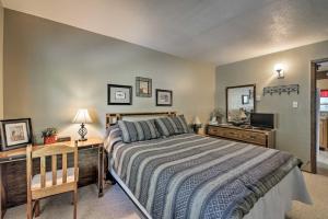 Schlafzimmer mit einem Bett, einem Schreibtisch und einem TV in der Unterkunft Condo with Grill Access Close to Angel Fire Resort in Angel Fire