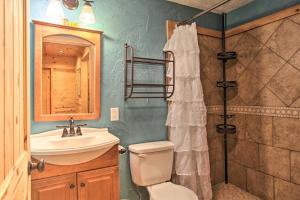 Gallery image of Rustic Gatlinburg Chalet with Hot Tub 2 Mi to Town in Gatlinburg