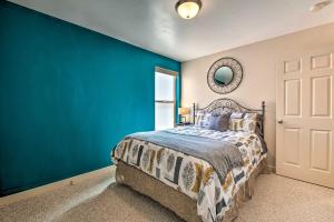 Ένα ή περισσότερα κρεβάτια σε δωμάτιο στο Moab Townhome with Patio - 11 Mi to Arches NP! +28 φωτογραφίες