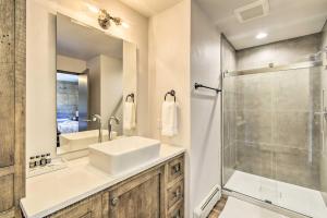 Kamar mandi di Modern Townhome with Deck - half Mi to Elkhart Lake!