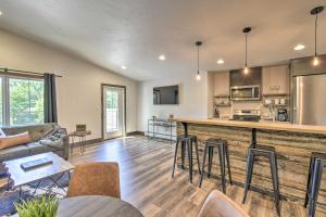 sala de estar de planta abierta con cocina y bar en Modern Townhome with Deck - half Mi to Elkhart Lake!, en Elkhart Lake