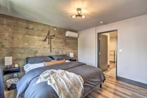 Tempat tidur dalam kamar di Modern Townhome with Deck - half Mi to Elkhart Lake!