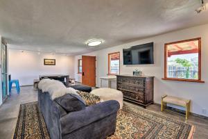 ein Wohnzimmer mit einem Sofa und einem TV in der Unterkunft Chic Studio with Grill - 25 Mins to Taos Ski Valley! in El Prado