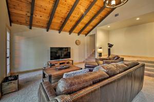 אזור ישיבה ב-Luxe Lake Arrowhead Home with Game Room and Hot Tub