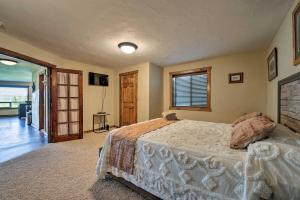 una camera da letto con un letto in una stanza di Star Valley Ranch Apartment with Stunning Views! a Thayne