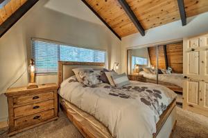 מיטה או מיטות בחדר ב-Luxe Lake Arrowhead Home with Game Room and Hot Tub