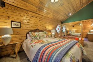 En eller flere senger på et rom på Eureka Springs Studio with Deck, Views and BBQ!