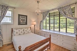 Un pat sau paturi într-o cameră la Charming Summerville Home with Yard and Sunroom!