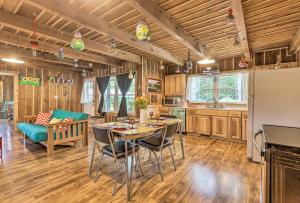 - une cuisine et une salle à manger avec une table et des chaises dans l'établissement Lake Cumberland Area Cabin - 4 Mi to Lake!, à Snow