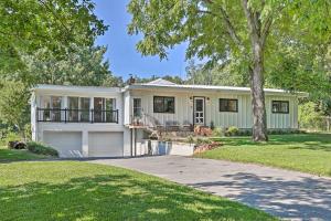 Gallery image of Charming Summerville Home with Yard and Sunroom! in Summerville