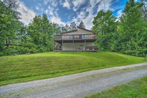 een huis op een heuvel met een onverharde weg bij Catskills Home, 5 Mins to Windham Mtn Resort! in Windham