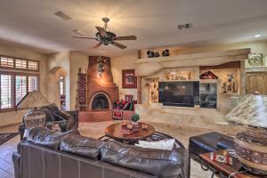 Oleskelutila majoituspaikassa Duplex with Yard and Grill Less Than 2 Miles to Lake Havasu!