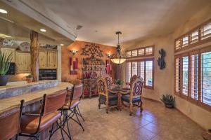 Majoituspaikan Duplex with Yard and Grill Less Than 2 Miles to Lake Havasu! ravintola tai vastaava paikka