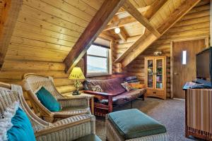 TV/trung tâm giải trí tại Pet-Friendly Moab Cabin with Mtn Views and BBQ!