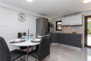Kuchyň nebo kuchyňský kout v ubytování Apartment Roko