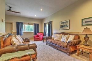 Gallery image of Palmer Home with Deck, Yard and Mountain Views in Palmer