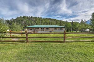 パーマーにあるPalmer Home with Deck, Yard and Mountain Viewsの畑の木塀裏の家