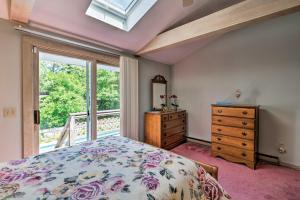 een slaapkamer met een bed, een raam en een dressoir bij Cape Cod Area Home with Fire Pit Less Than 4 Mi to Beach! in East Falmouth +18 foto's